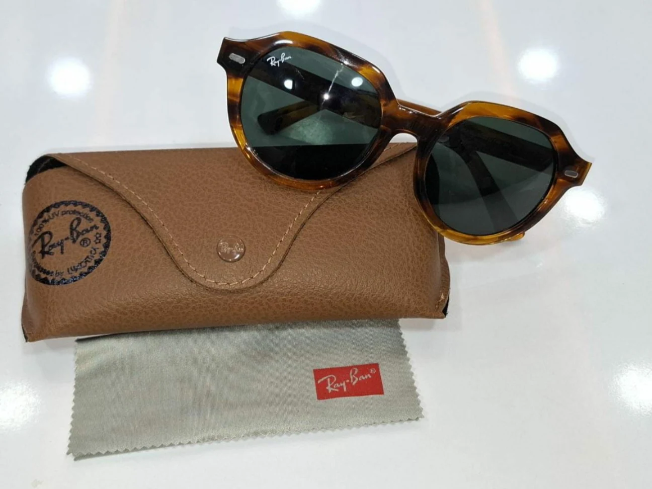 Lunettes Ray-Ban présentées avec leur étui, vue 4