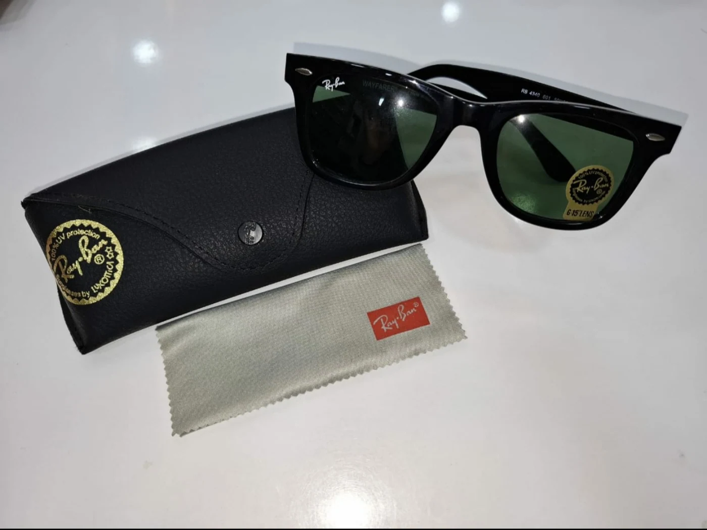 Lunettes Ray-Ban présentées avec leur étui, vue 5