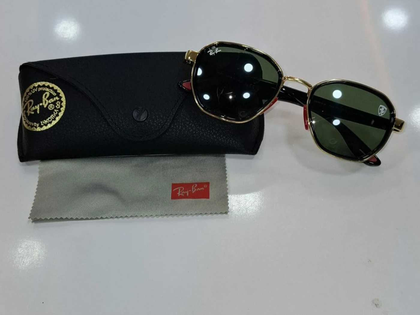 Lunettes Ray-Ban présentées avec leur étui, vue 6
