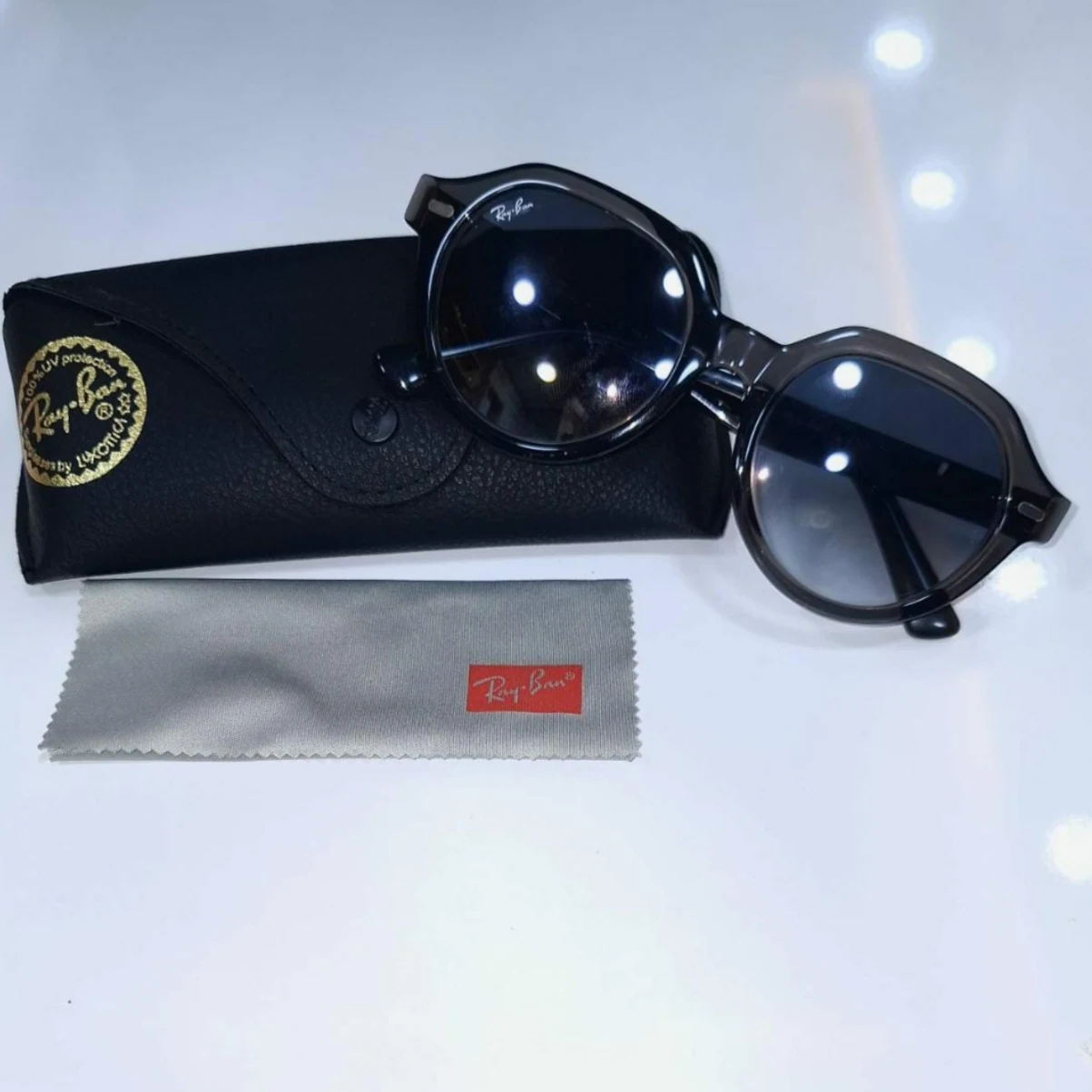 Lunettes Ray-Ban présentées avec leur étui, vue 7