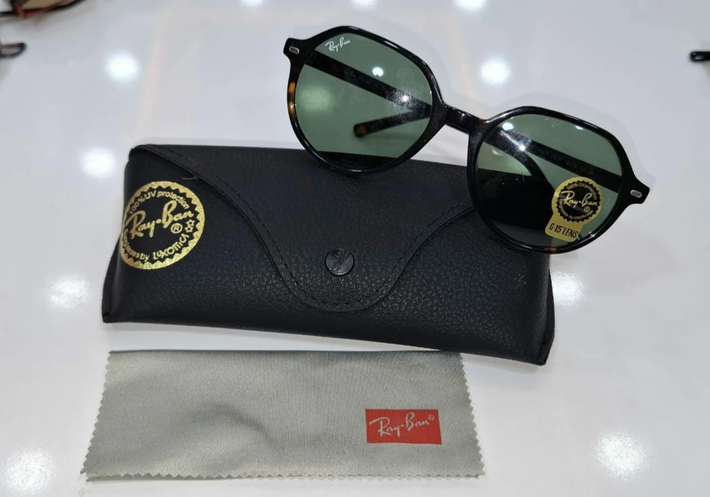 Lunettes Ray-Ban présentées avec leur étui, vue 8