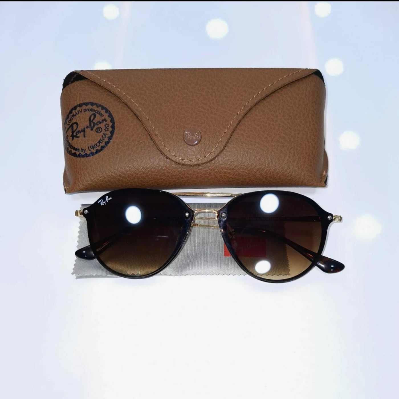 Lunettes Ray-Ban présentées avec leur étui, vue 10